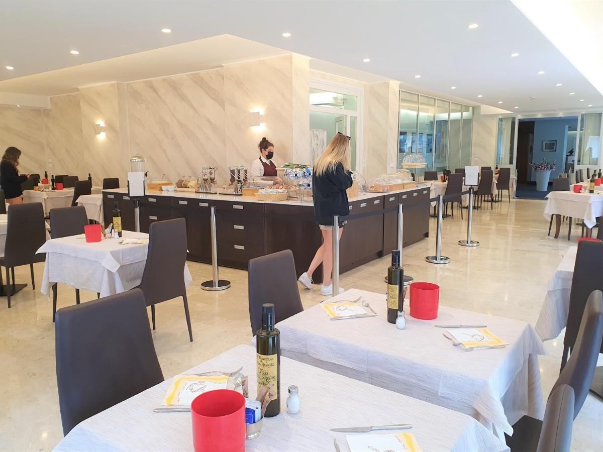 Hotel Curtis Centrale Alassio Bagian luar foto