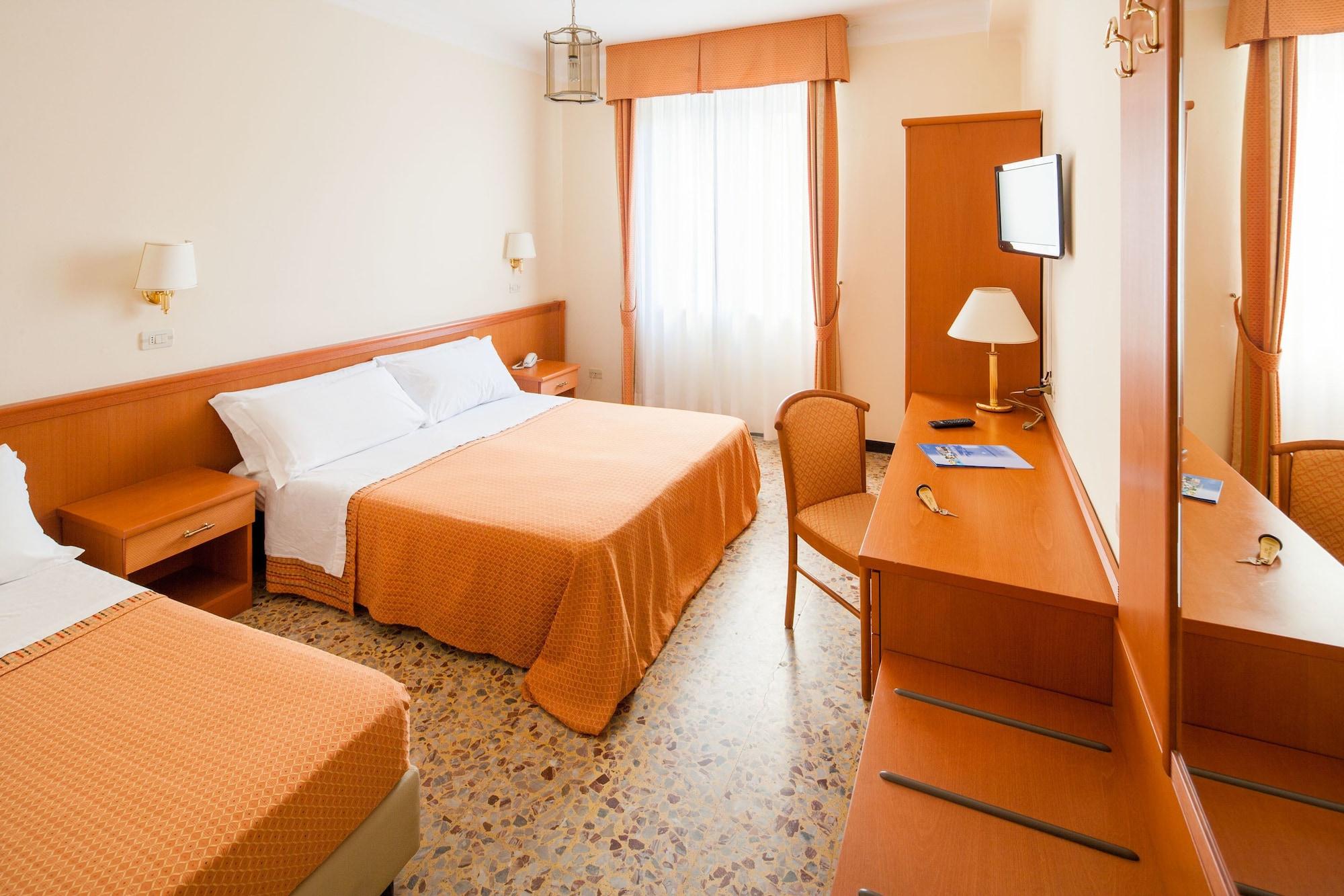 Hotel Curtis Centrale Alassio Bagian luar foto
