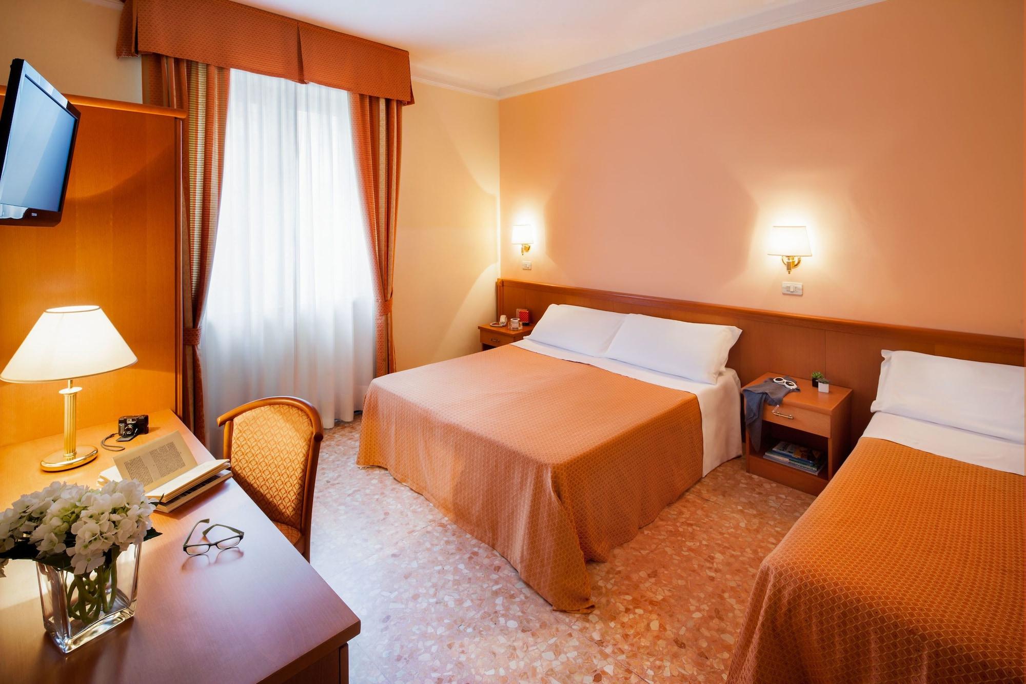 Hotel Curtis Centrale Alassio Bagian luar foto