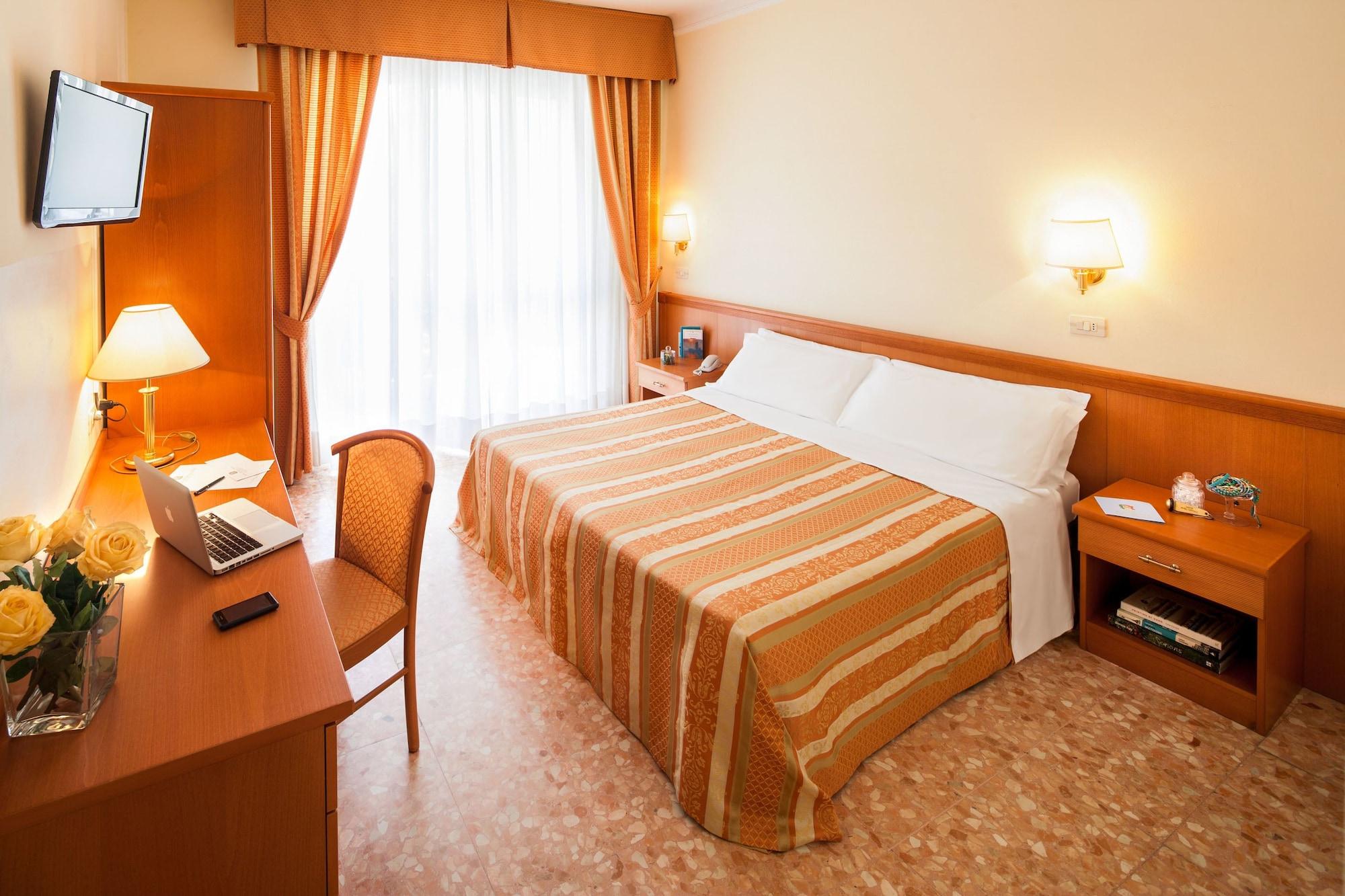Hotel Curtis Centrale Alassio Bagian luar foto