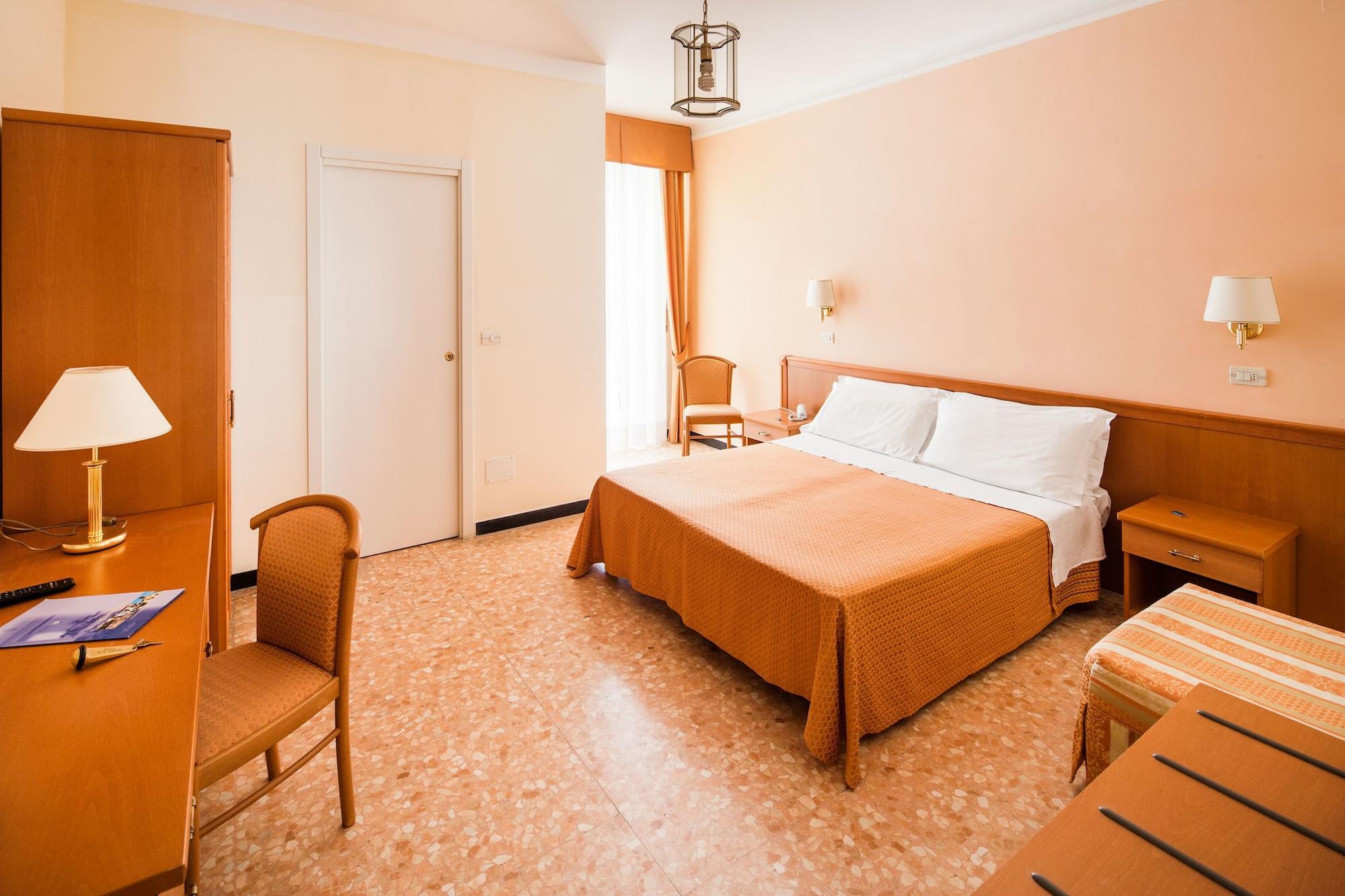 Hotel Curtis Centrale Alassio Bagian luar foto