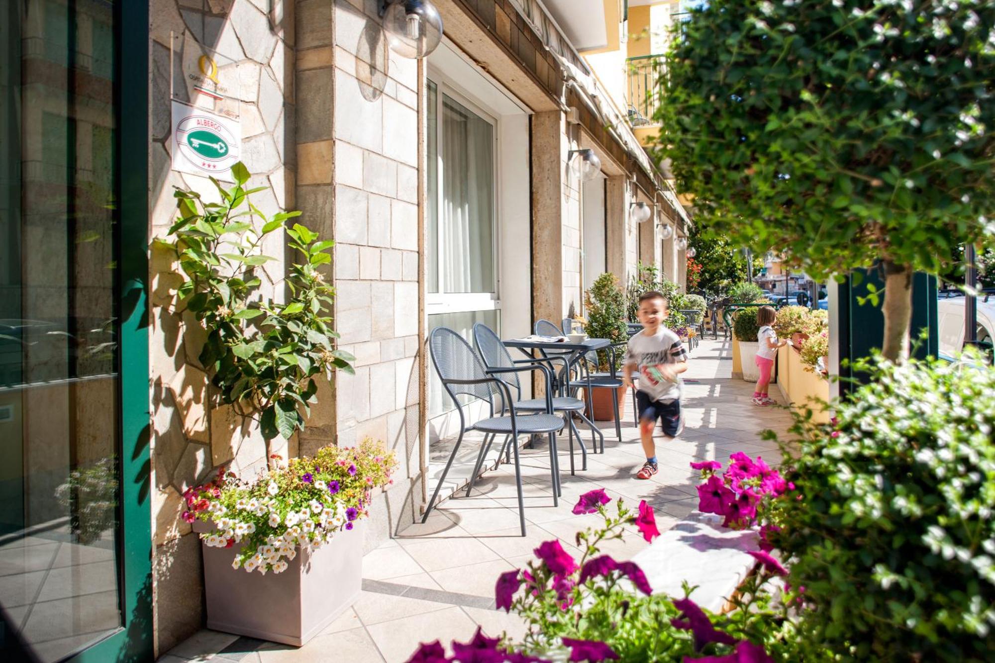 Hotel Curtis Centrale Alassio Bagian luar foto