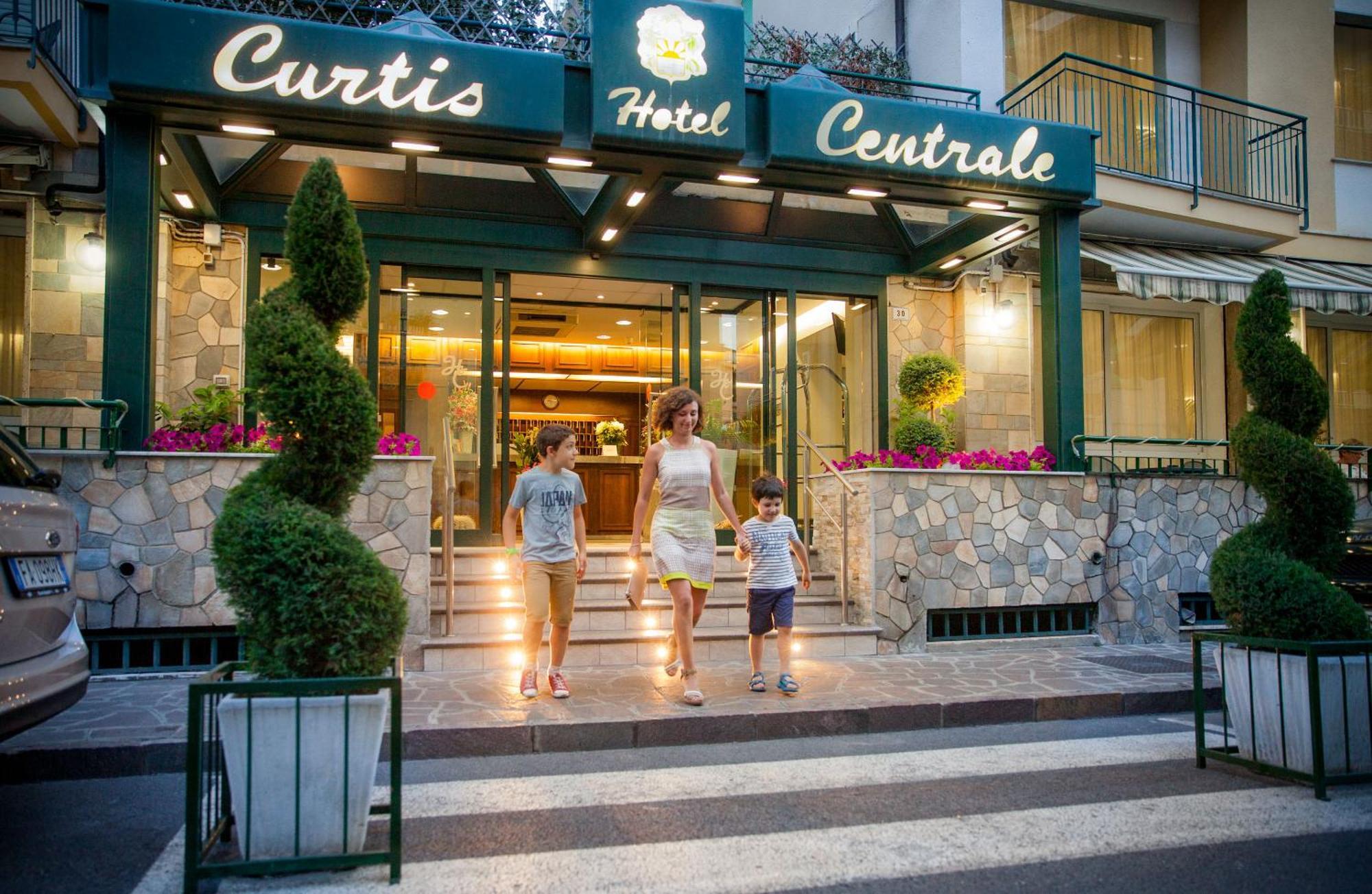 Hotel Curtis Centrale Alassio Bagian luar foto
