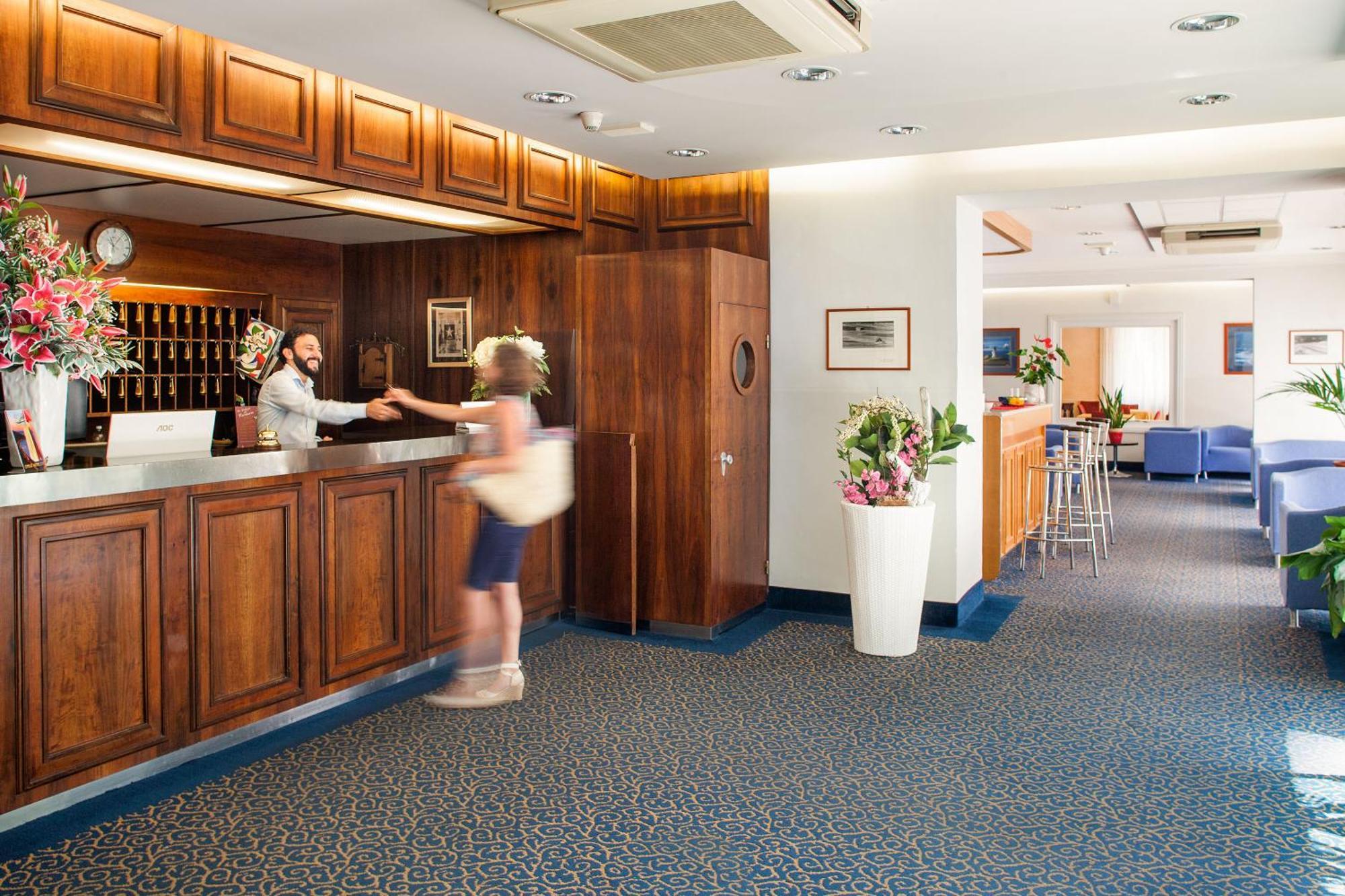 Hotel Curtis Centrale Alassio Bagian luar foto