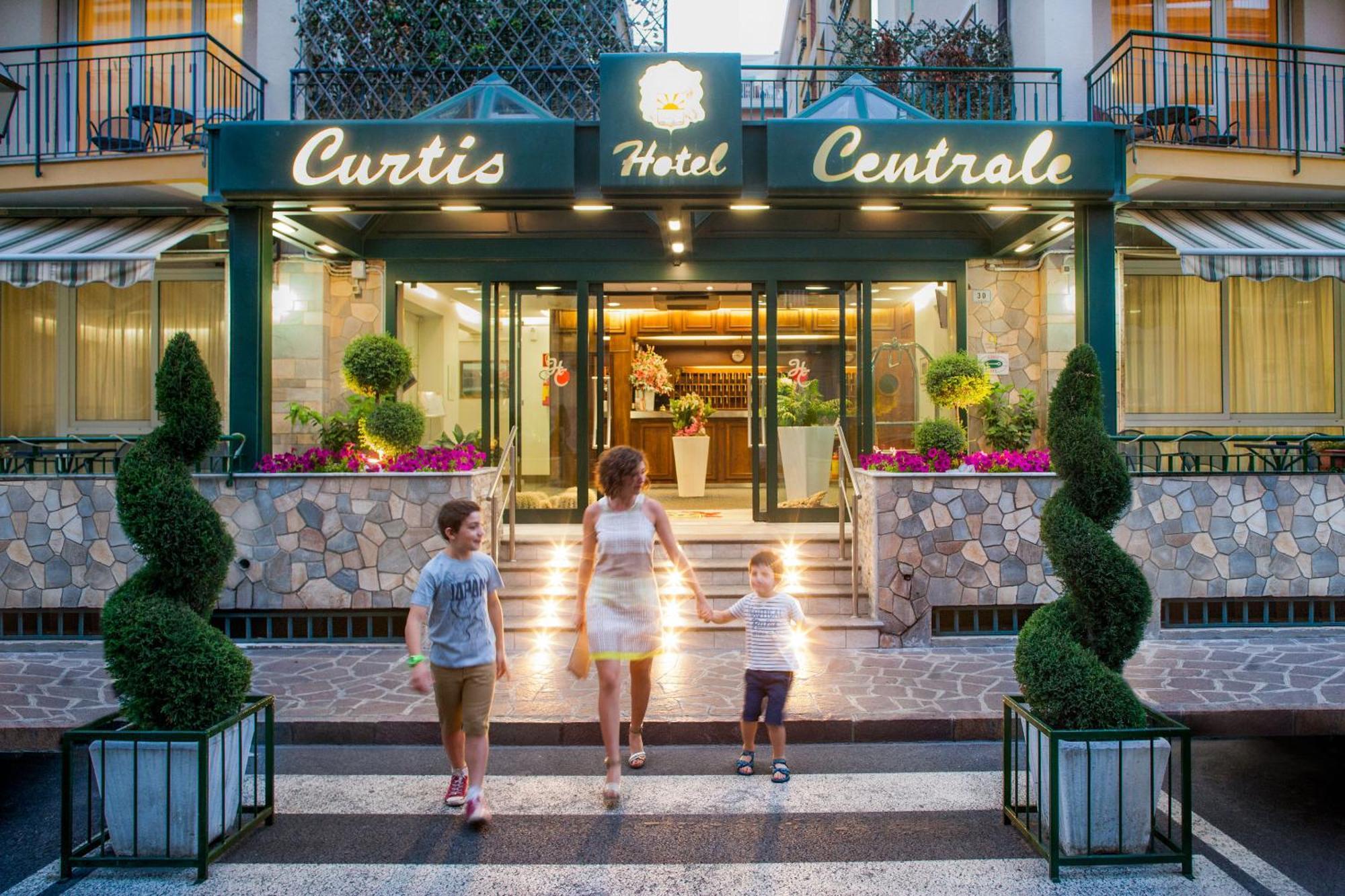Hotel Curtis Centrale Alassio Bagian luar foto