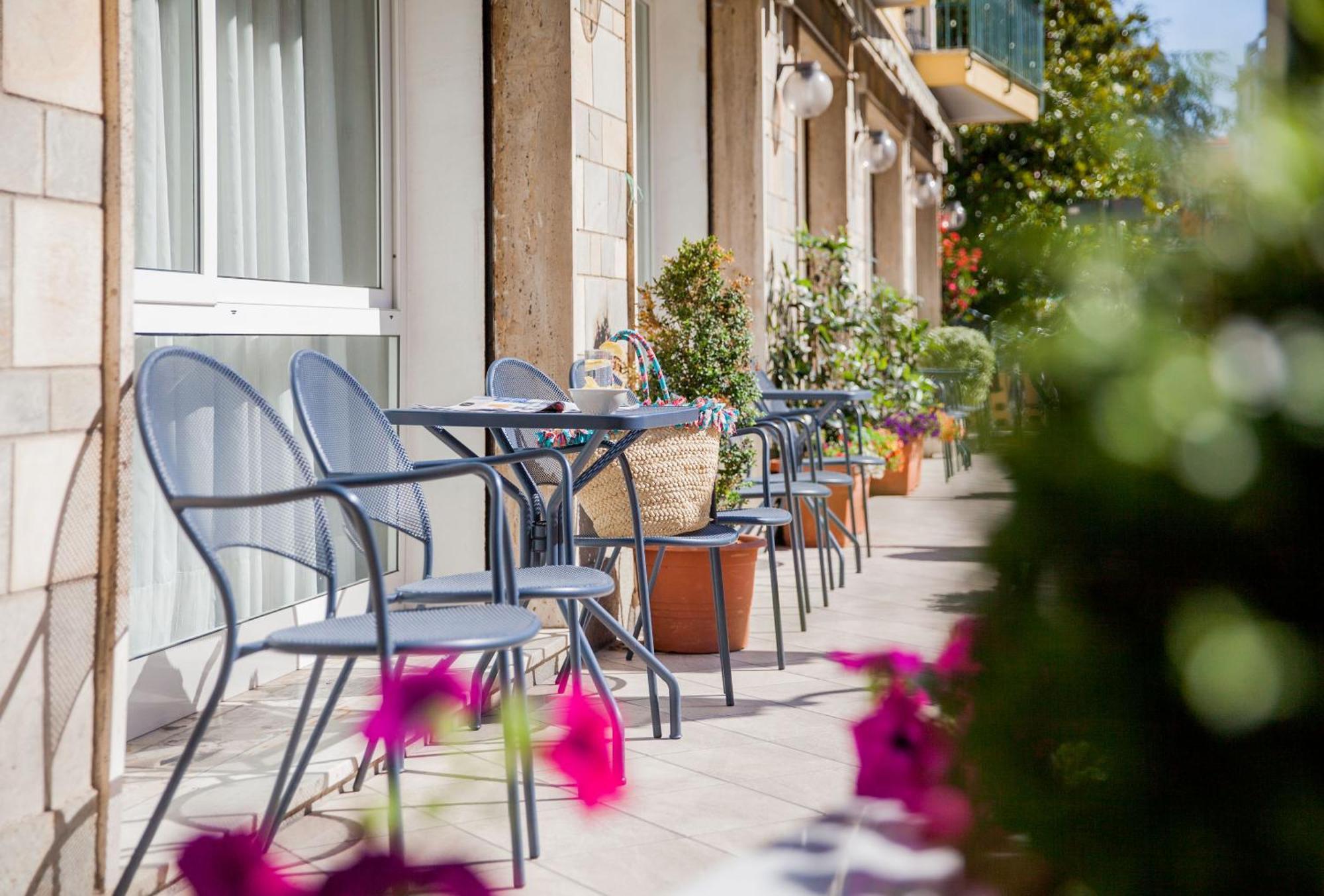 Hotel Curtis Centrale Alassio Bagian luar foto