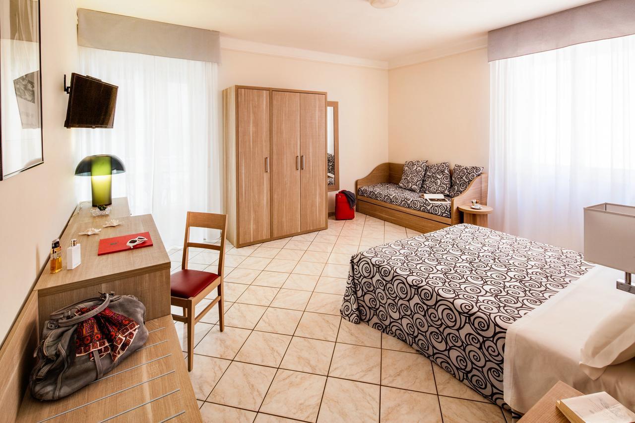 Hotel Curtis Centrale Alassio Bagian luar foto