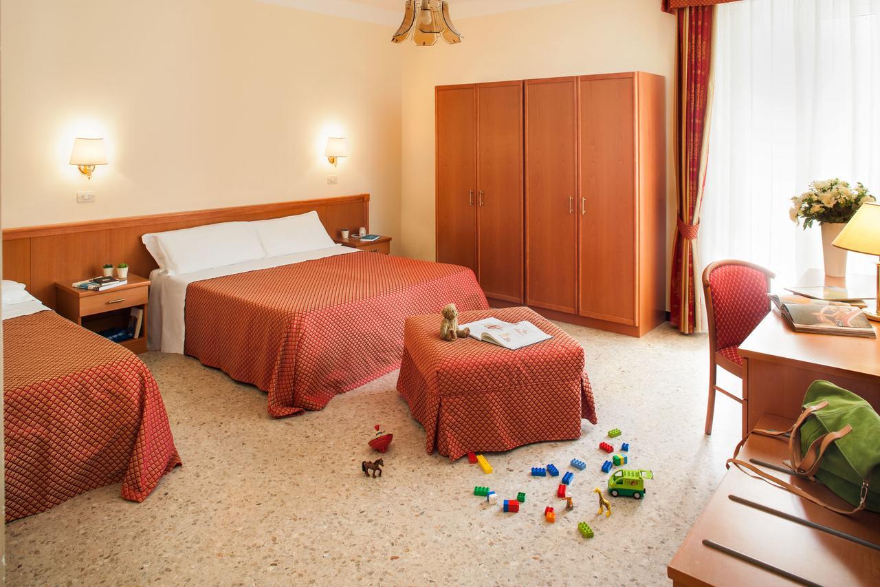 Hotel Curtis Centrale Alassio Bagian luar foto