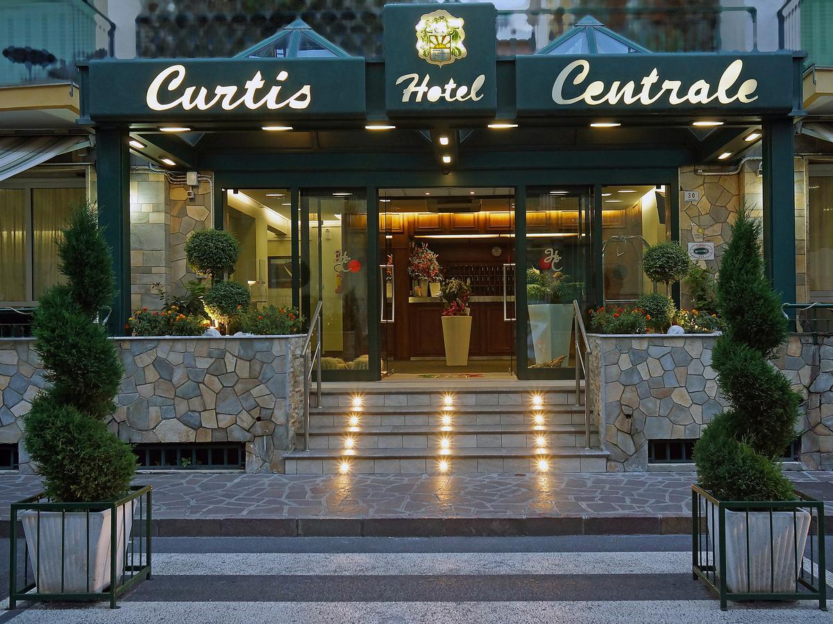 Hotel Curtis Centrale Alassio Bagian luar foto