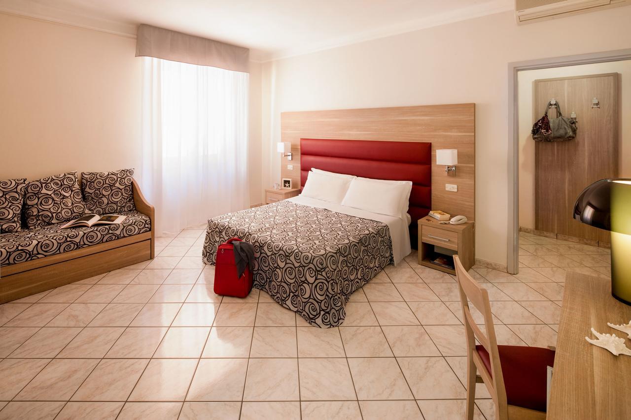 Hotel Curtis Centrale Alassio Bagian luar foto