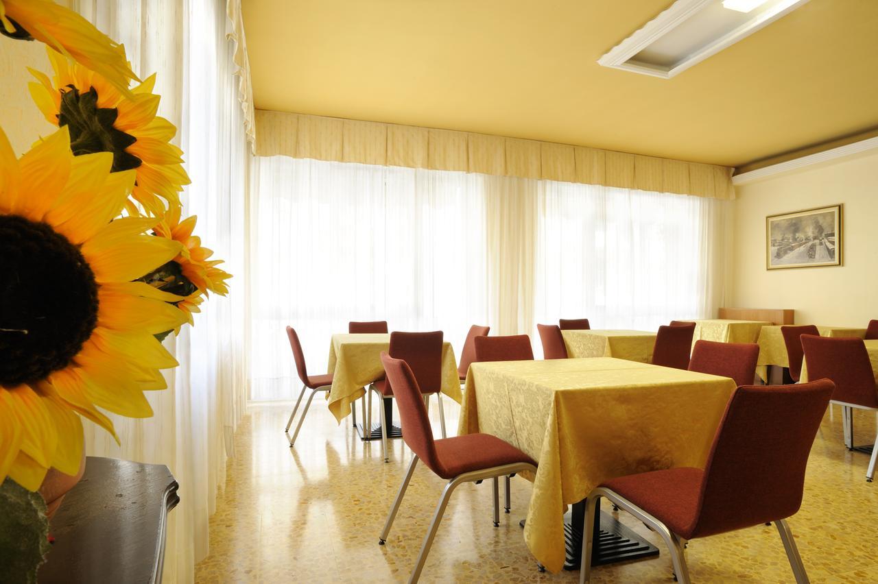Hotel Curtis Centrale Alassio Bagian luar foto