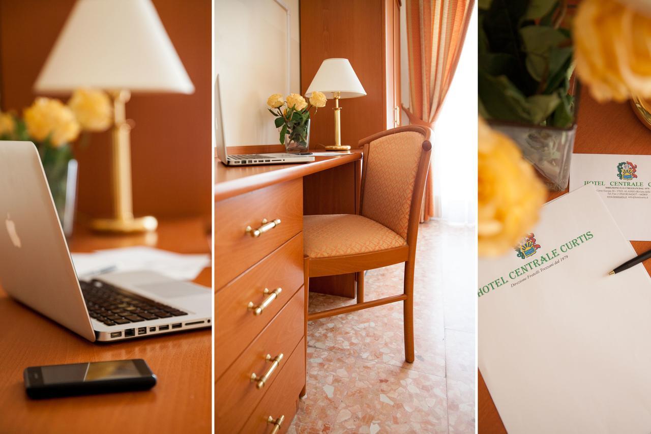 Hotel Curtis Centrale Alassio Bagian luar foto