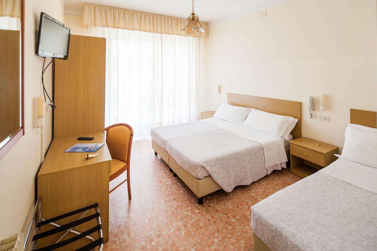 Hotel Curtis Centrale Alassio Ruang foto