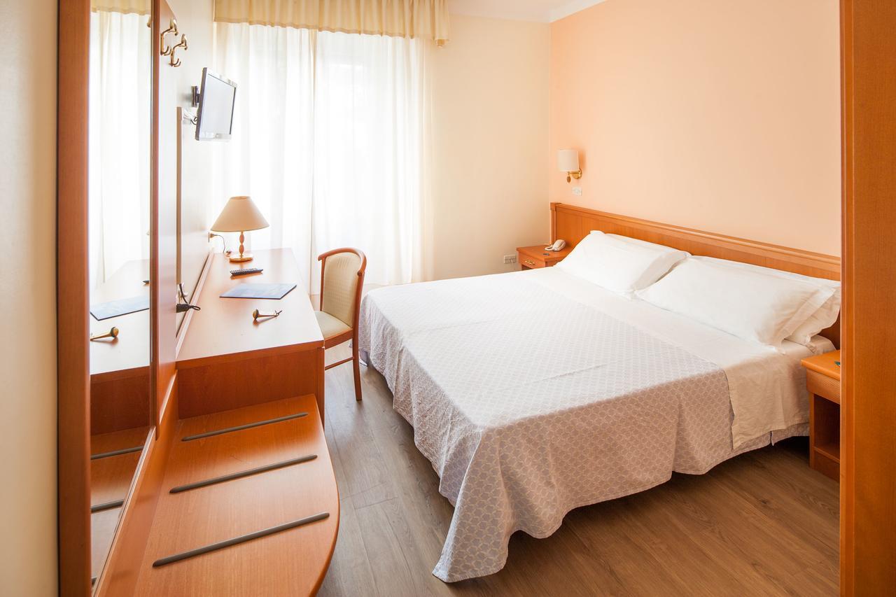 Hotel Curtis Centrale Alassio Bagian luar foto